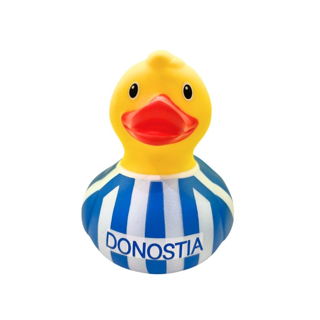 Pato de goma con camiseta azul y blanca con la palabra "Donostia", un homenaje encantador a San Sebastián.